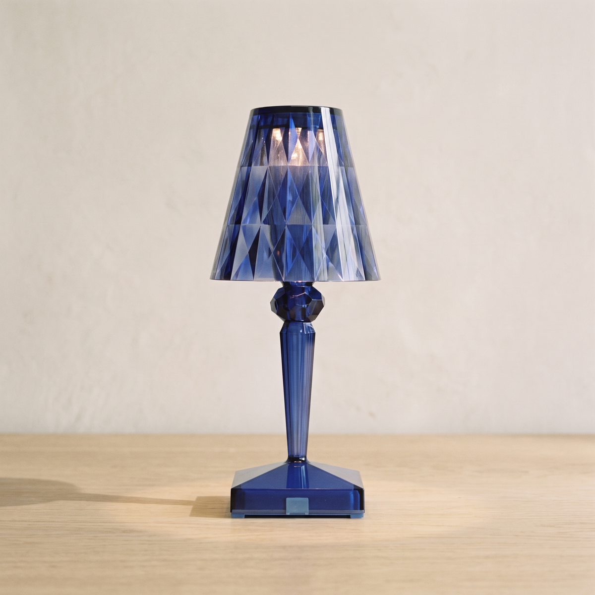 Saga faceted acrylic table lamp in blue